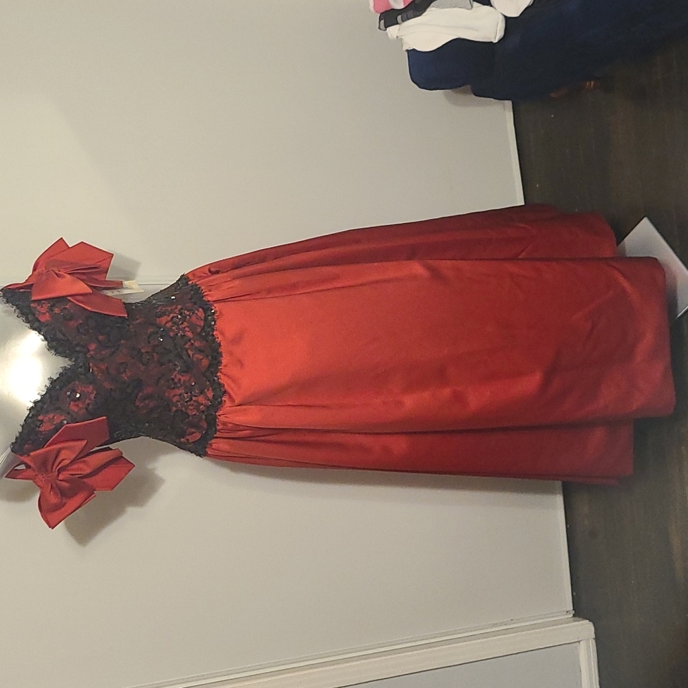 BOB MACKIE EVENING.Beautiful Constru.sleeve French lace w/blk.sequins Red Gown.